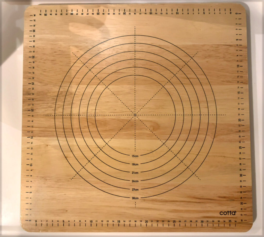 パン生地をこねるのに便利なペストリーボード